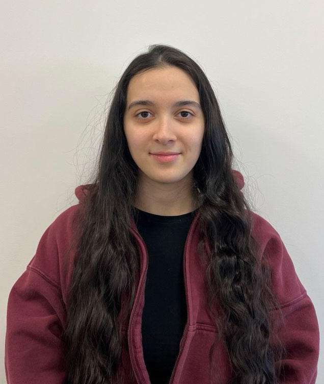 Yausi Zein – Receptionist